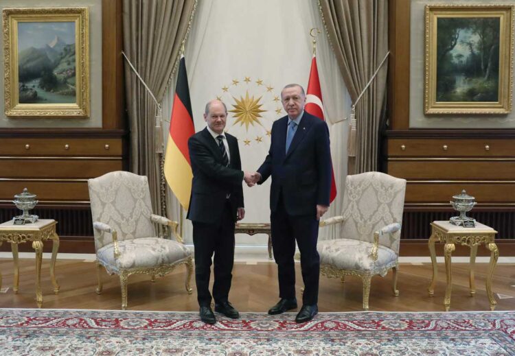 Primer encuentro entre canciller alemán y presidente turco en Ankara