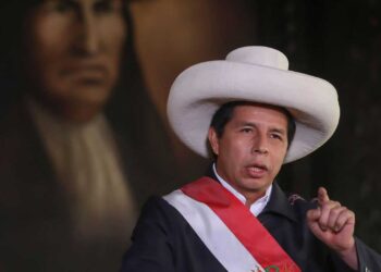 Presidente de Perú y su esposa enfrentan audiencias judiciales