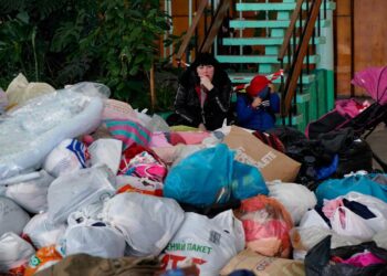 Ucrania anuncia nuevo intento de evacuar Mariúpol y pone a Kiev en toque de queda