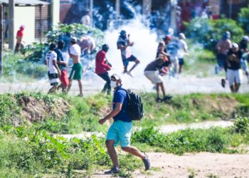 Violentos enfrentamientos entre bloqueadores y la Policía. Foto: APG