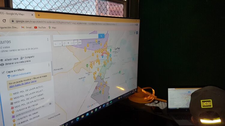 Centro de monitoreo en el camión multiproposito de la Policía Boliviana. Foto: Pedro Luna