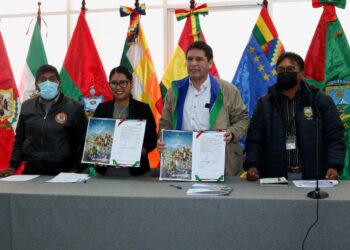 La alcaldesa de El Alto, Eva Copa, y autoridades luego de la firma del convenio multipropósito. Foto: GAMEA