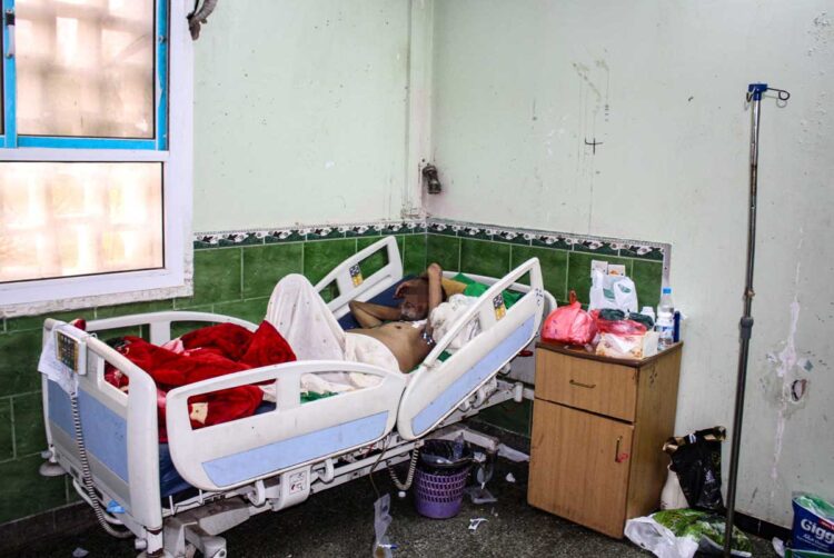 Devastados por la guerra, los hospitales de Yemen carecen de todo