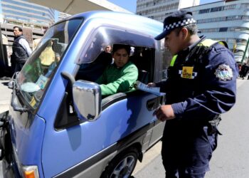 Un guardia municipal controla las rutas del transporte público. Foto: Archivo LR
