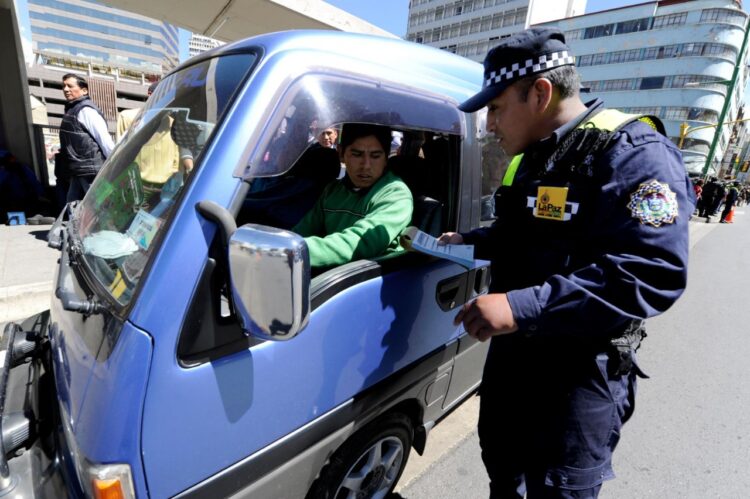 Un guardia municipal controla las rutas del transporte público. Foto: Archivo LR