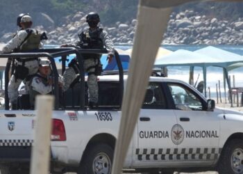 Efectivos controlan la zona despues de la jornada violenta. Foto: robertocavada.com