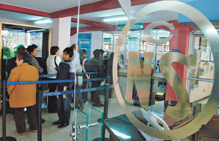 Denuncian falta de medicamentos en la Caja Nacional de Salud de La Paz