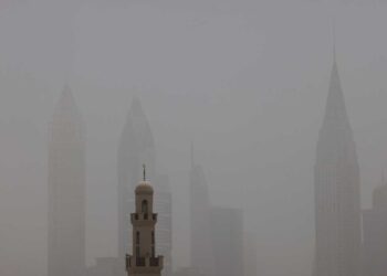 Una tormenta de arena envuelve al más alto edificio del mundo en Dubái