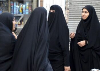 El velo es parte del estricto código de vestimenta para las mujeres en Irán. Foto: AFP