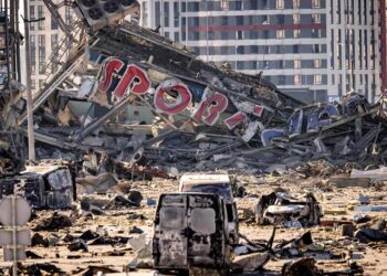 La guerra entra en Kiev con el bombardeo de un centro comercial