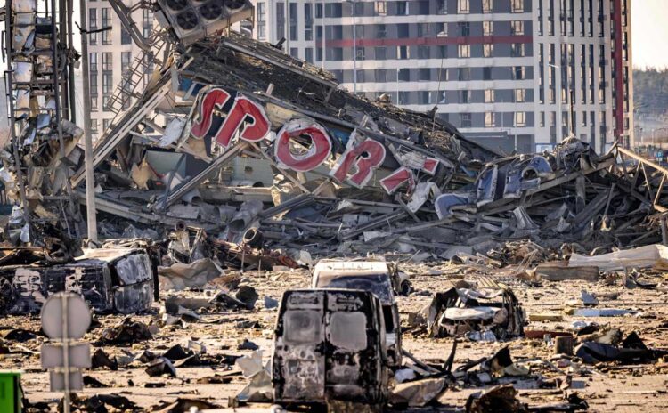 La guerra entra en Kiev con el bombardeo de un centro comercial