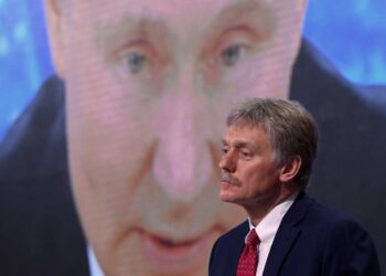 peskov_junto_a_una_imagen_putin