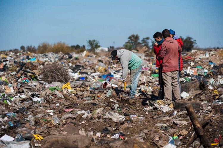 Hallan más de $us 75.000 enterrados en un basurero de Argentina