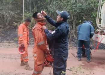 Bomberos son atendidos por los brigadistas médicos. Foto: OPS/OMS