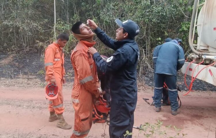 Bomberos son atendidos por los brigadistas médicos. Foto: OPS/OMS