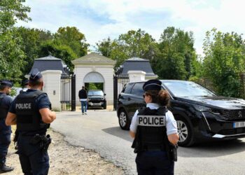 Macron acoge a príncipe heredero saudita pese a críticas de defensores de derechos