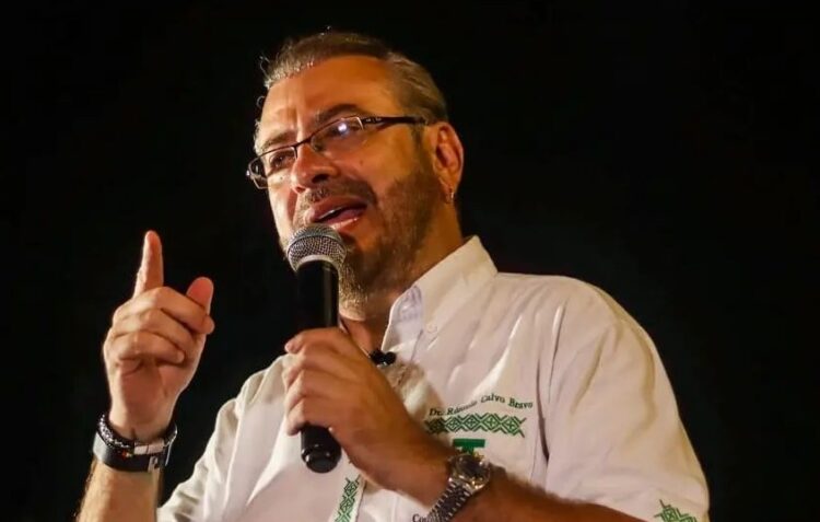 El presidente del Comité Pro Santa Cruz denuncia que quieren detenerlo
