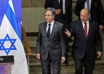Primer ministro israelí da positivo al COVID-19 poco después de reunirse con Blinken