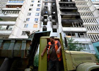 ‘Tengo tanto miedo’, cuentan ucranianos en edificios en ruinas bajo bombardeo