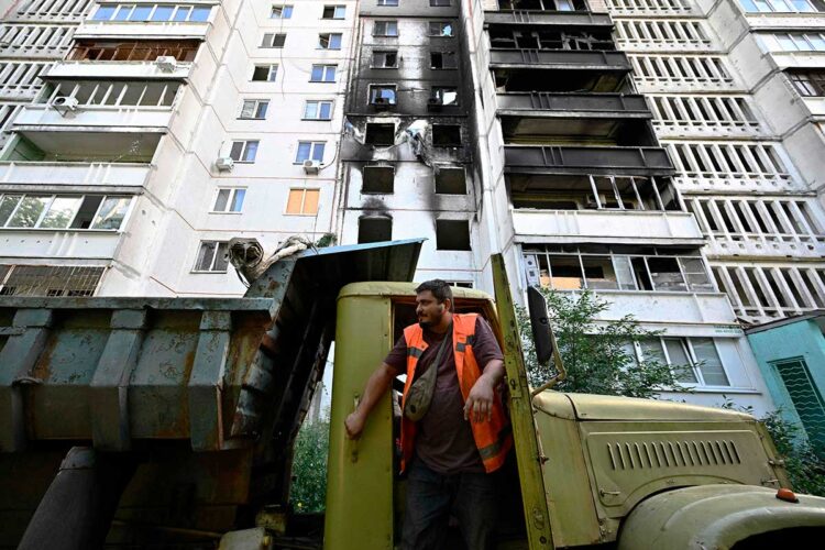 ‘Tengo tanto miedo’, cuentan ucranianos en edificios en ruinas bajo bombardeo