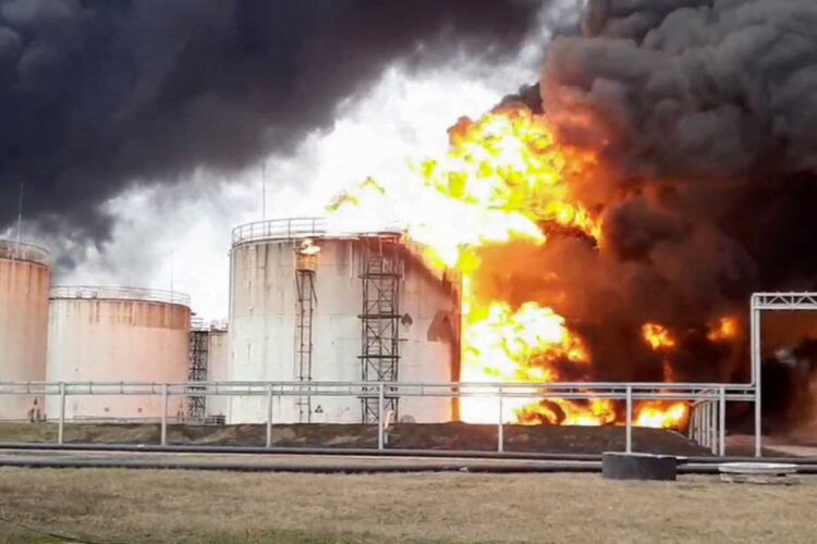 Ucrania bombardea depósito de gasolina en Rusia