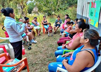 Mujeres de una comunidad pasan clases de postalfabetización. Foto: Ministerio de Educación