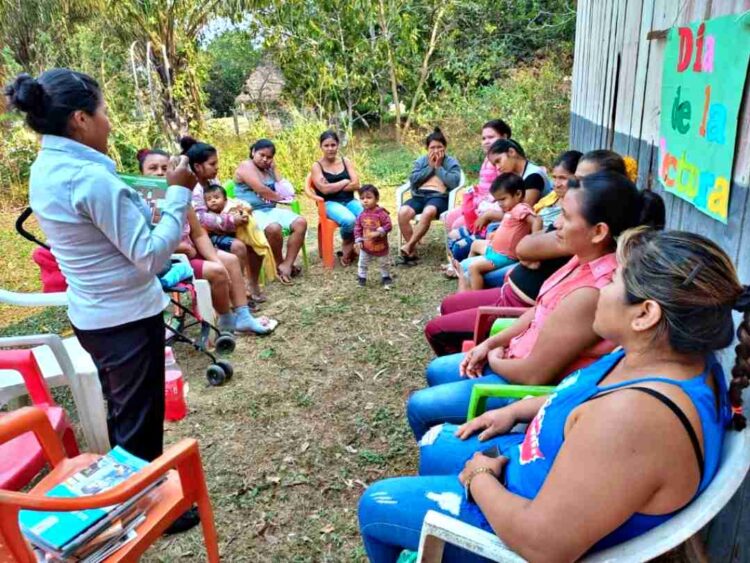 Mujeres de una comunidad pasan clases de postalfabetización. Foto: Ministerio de Educación