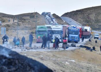 Pasajeros y transportistas son los más afectados por el bloqueo en Vila Vila. Foto: APG