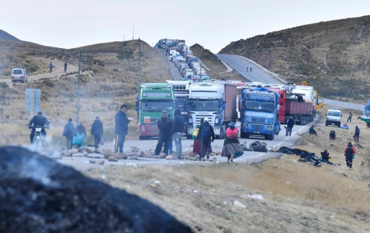 Pasajeros y transportistas son los más afectados por el bloqueo en Vila Vila. Foto: APG