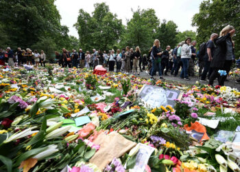 La retirada de los ramos de flores ya deterioradas se iniciará el lunes. Foto: AFP