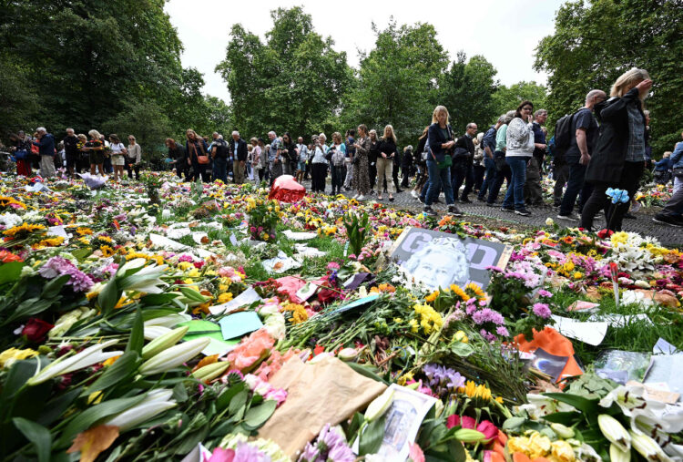 La retirada de los ramos de flores ya deterioradas se iniciará el lunes. Foto: AFP