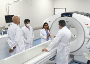 Profesionales coordinan en el centro de medician.Foto: MHE