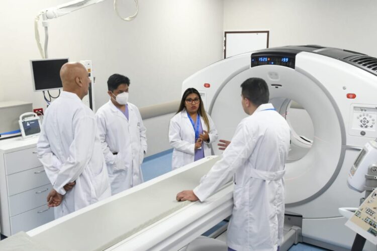Profesionales coordinan en el centro de medician.Foto: MHE