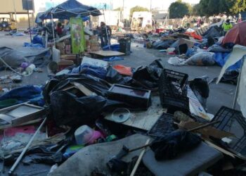 Autoridades desalojan un campamento de migrantes en el norte de México