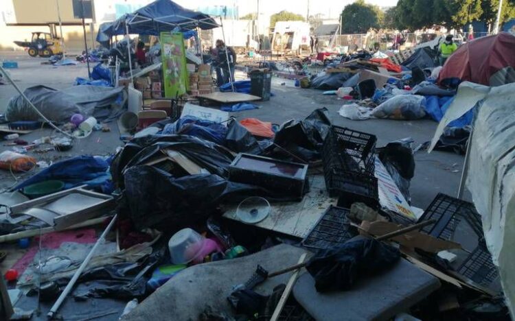 Autoridades desalojan un campamento de migrantes en el norte de México