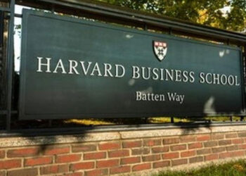 Alumnas demandan a Harvard por ignorar acoso sexual de un profesor
