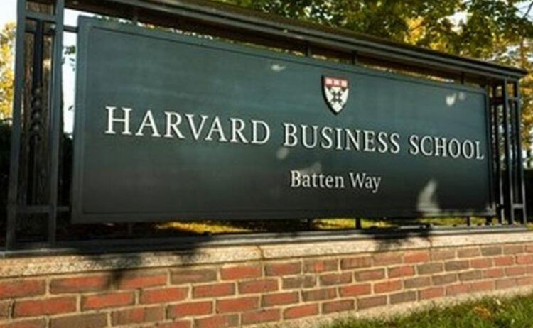 Alumnas demandan a Harvard por ignorar acoso sexual de un profesor