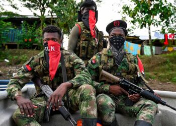 Unos 400 desplazados por enfrentamientos entre ELN y banda narco en Colombia