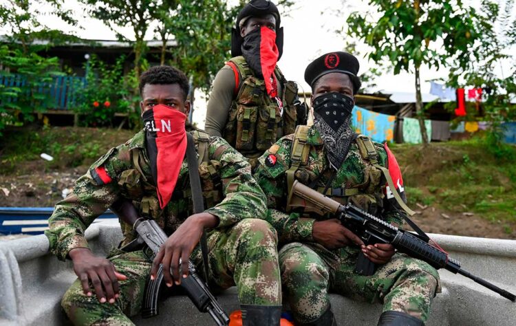 Unos 400 desplazados por enfrentamientos entre ELN y banda narco en Colombia