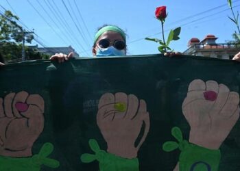 Celebran liberación de mujer que purgó 9 años por aborto en El Salvador