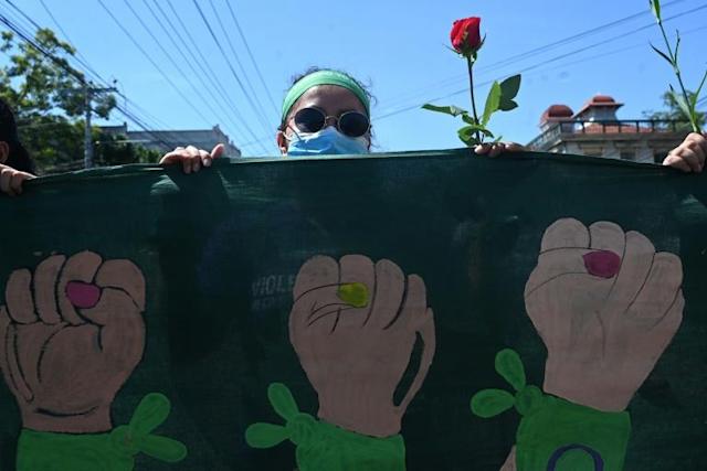 Celebran liberación de mujer que purgó 9 años por aborto en El Salvador