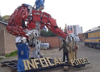 ‘Optimus Prime’, líder de los Transformers, será guardián celoso de la estación de trenes en Potosí