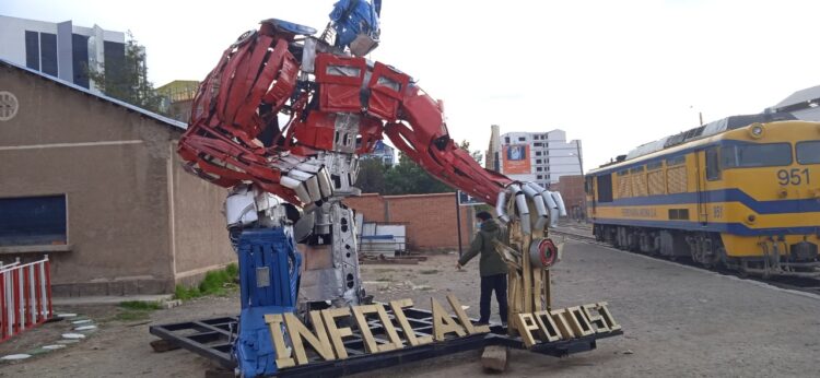 ‘Optimus Prime’, líder de los Transformers, será guardián celoso de la estación de trenes en Potosí