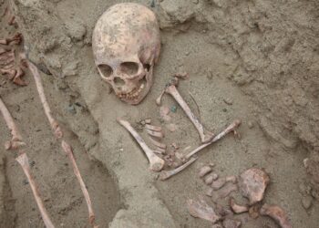 Descubren tumbas de 76 niños sacrificados en rituales del Antiguo Perú