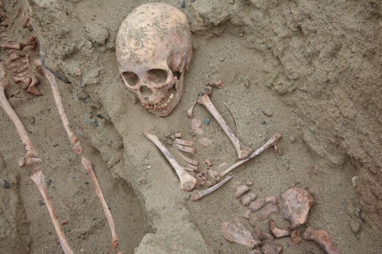 Descubren tumbas de 76 niños sacrificados en rituales del Antiguo Perú
