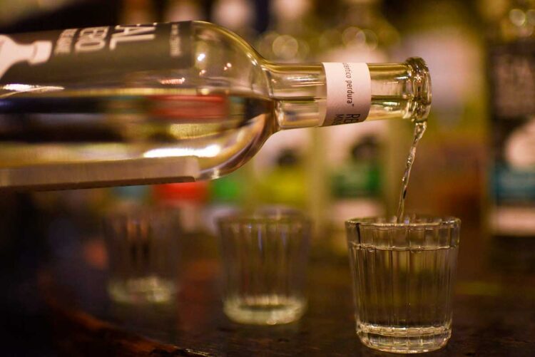 El mezcal mexicano batalla para no ser víctima de su éxito
