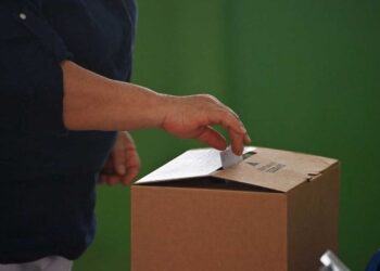 Costa Rica elige en balotaje a un presidente que enfrente la pobreza y el desempleo