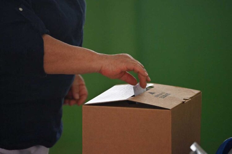 Costa Rica elige en balotaje a un presidente que enfrente la pobreza y el desempleo