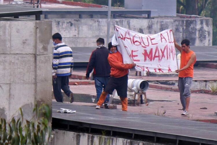 Enfrentamiento en cárcel de Ecuador deja al menos 20 muertos, cinco mutilados