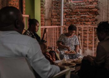 Casarse con tres mujeres a la vez está prohibido en RD Congo, pero es una costumbre arraigada